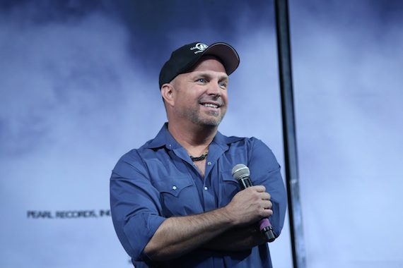 Garth Brooks addresses the press. Photo: Bev Moser/Moments by Moser