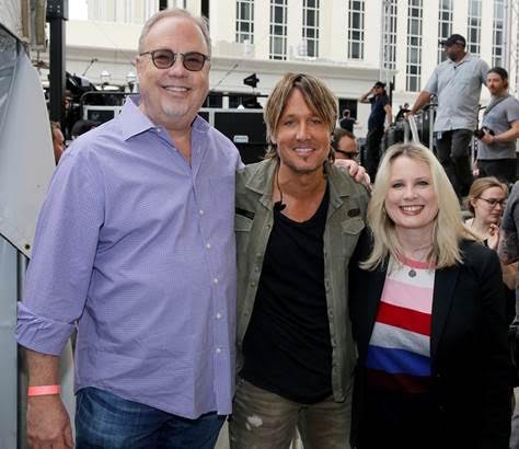 Pictured (L-R): UMG Nashville Chairman and CEO Mike Dungan, Keith Urban and UMG Nashville President Cindy Mabe. Photo: Courtesy UMG Nashville 